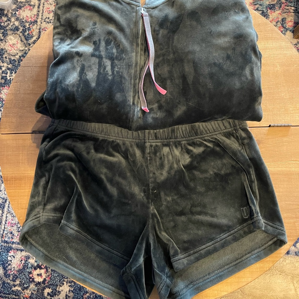 UGG Woman’s Devaney Bomber Jacket & Velvet Fleece Shorts 

Smoke Free Home